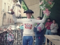 Ciclista levantando sus trofeos