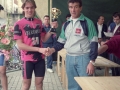 Entrega de un trofeo a un ciclistas