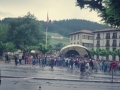 Gente congregada en la plaza de los Fueros