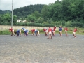 Jugadores del equipo de fútbol Aloña-Mendi realizando estiramientos durante un entrenamiento