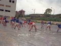 Jugadores del equipo de fútbol Aloña-Mendi realizando estiramientos durante un entrenamiento