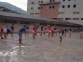 Jugadores del equipo de fútbol Aloña-Mendi realizando estiramientos durante un entrenamiento