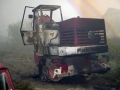 Excavadora incendiada