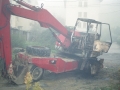 Excavadora incendiada