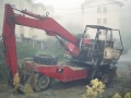 Excavadora incendiada