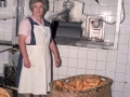 Mujer en el interior de un obrador de pan