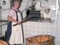Mujer en el interior de un obrador de pan