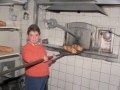 Niño en el interior de un obrador de pan