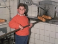 Niño en el interior de un obrador de pan