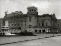FACHADA DEL TEATRO VICTORIA EUGENIA Y MONUMENTO AL ALMIRANTE OKENDO. (Foto 1/1)