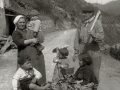 FAMILIA DE CASEROS JUNTO AL CASERIO EZPALEO EN LA LOCALIDAD DE ZEGAMA. (Foto 1/1)