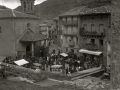 FERIA AGRICOLA Y VISITANTES EN LA PLAZA DE LA LOCALIDAD DE LEZO. (Foto 2/2)