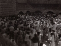 Congregación de personas en la Basílica de Arantzazu, con motivo de la celebración de la festividad de la virgen patrona de Gipuzkoa