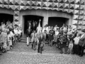 Autoridades saliendo de la Basílica de Nuestra de Arantzazu el día de la festividad de esta virgen