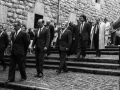 Autoridades en el exterior de la Basílica de Nuestra de Arantzazu, entre ellas, Xabier Lete y el obispo Jose Maria Setien