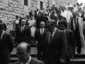 Autoridades en el exterior de la Basílica de Nuestra de Arantzazu, entre ellas, Xabier Lete, Imanol Murua y el obispo Jose Maria Setien