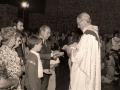 Jose Maria Setien oficiando los actos religiosos del día de Nuestra Señora de Arantzazu. Entre las personas que acuden a comulgar, el lehendakari Jose Antonio Ardanza