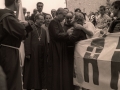 Varias personas saludan al obispo Jose Maria Setien el día de Nuestra Señora de Arantzazu