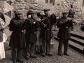 Músicos vestidos de mikeletes tocando trompetas el día de Nuestra Señora de Arantzazu