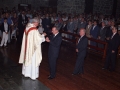 El obispo Jose Maria Setien oficiando los actos religiosos del día de Nuestra Señora de Arantzazu. Acuden a comulgar el lehendakari Jose Antonio Ardanza e Imanol Murua. Entre las autoridades de la primera fila de bancos, Joseba Arregi