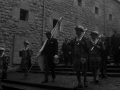 El alcalde entrando en el Santuario con la bandera