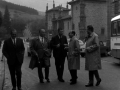 Autoridades a la salida del homenaje. Al fondo, la Universidad