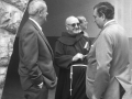 Fraile de Arantzazu saludando a algunos asistentes a la celebración