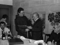 Imanol Murua, diputado general de Gipuzkoa, recibiendo una placa conmemorativa de manos de un fraile
