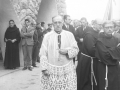 Obispo frente al Santuario de Arantzazu