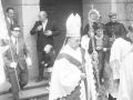 Obispo a su salida del Santuario de Arantzazu