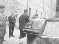 El alcalde Reyes Korkostegi despidiendo a autoridades a su partida del Santuario de Arantzazu