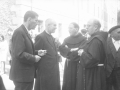 El alcalde Reyes Korkostegi junto a unos frailes frente al Santuario de Arantzazu