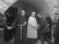 El alcalde Reyes Korkostegi saludando al obispo a su llegada al Santuario de Arantzazu