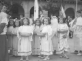 Niñas vestidas de ángeles durante la procesión del Corpus