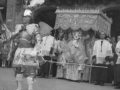 El arcángel San Miguel bailando delante del palio durante la procesión del Corpus