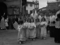 Niños vestidos de ángeles durante la procesión