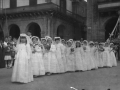 Niñas de la primera comunión durante la procesión del Corpus