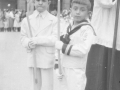 Niños de la primera comunión portando los cirios durante la procesión del Corpus
