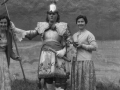 Dos mujeres junto a la personificación de San Miguel arcángel