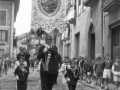 Estandarte durante la procesión del Corpus por las calles de la localidad