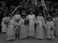 Niñas vestidas de ángeles durante la procesión del Corpus