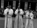 Cruz procesional y ciriales durante la procesión del Corpus