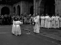 Niñas vestidas de Angeles lanzado pétalos de rosas a la custodia durante la procesión