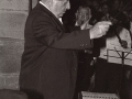 Director dirigiendo a los chistularis durante un concierto