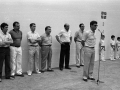 Grupo de personas en el frontón, junto a unos jóvenes pelotaris, y entre ellos Eli Galdos
