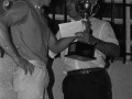 Eli Galdos hace entrega de un trofeo a un participante del concurso de quesos