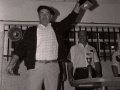 Ganador de un premio del concurso de quesos. De pie junto a la pared, Eli Galdos