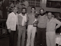 Ganador de un premio del concurso de quesos junto con otros asistentes