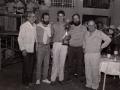 Ganador de un premio del concurso de quesos junto con otros asistentes