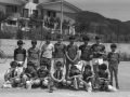 Jugadores de la final de fútbol de alevines con un trofeo